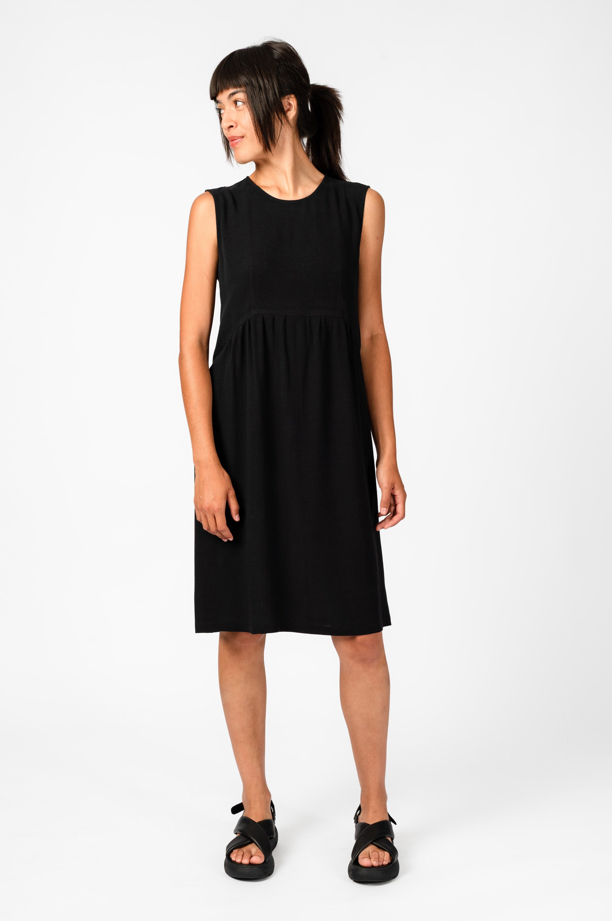 NNIstudio - EAS 1.0 Kleid Crushed - Black - XS -