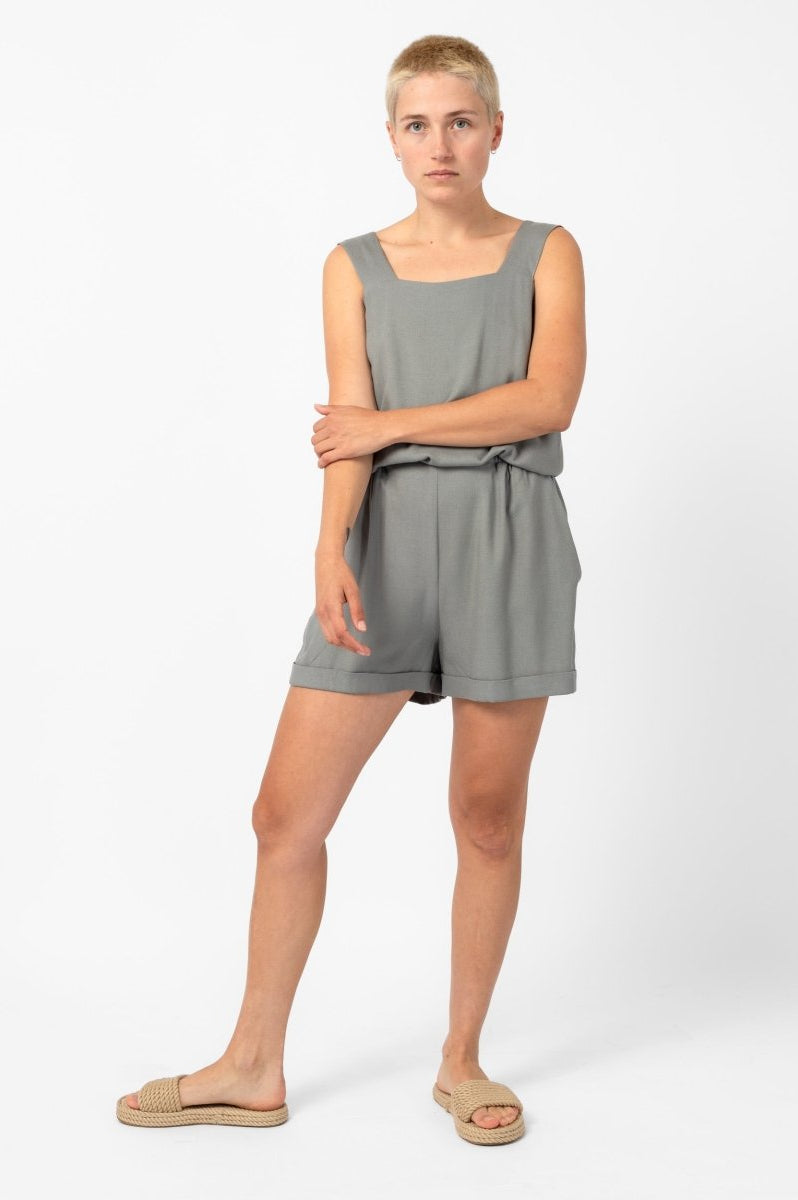 SNUG Kurz-Overall von NNIstudio in Viskose für femininen Sommerlook