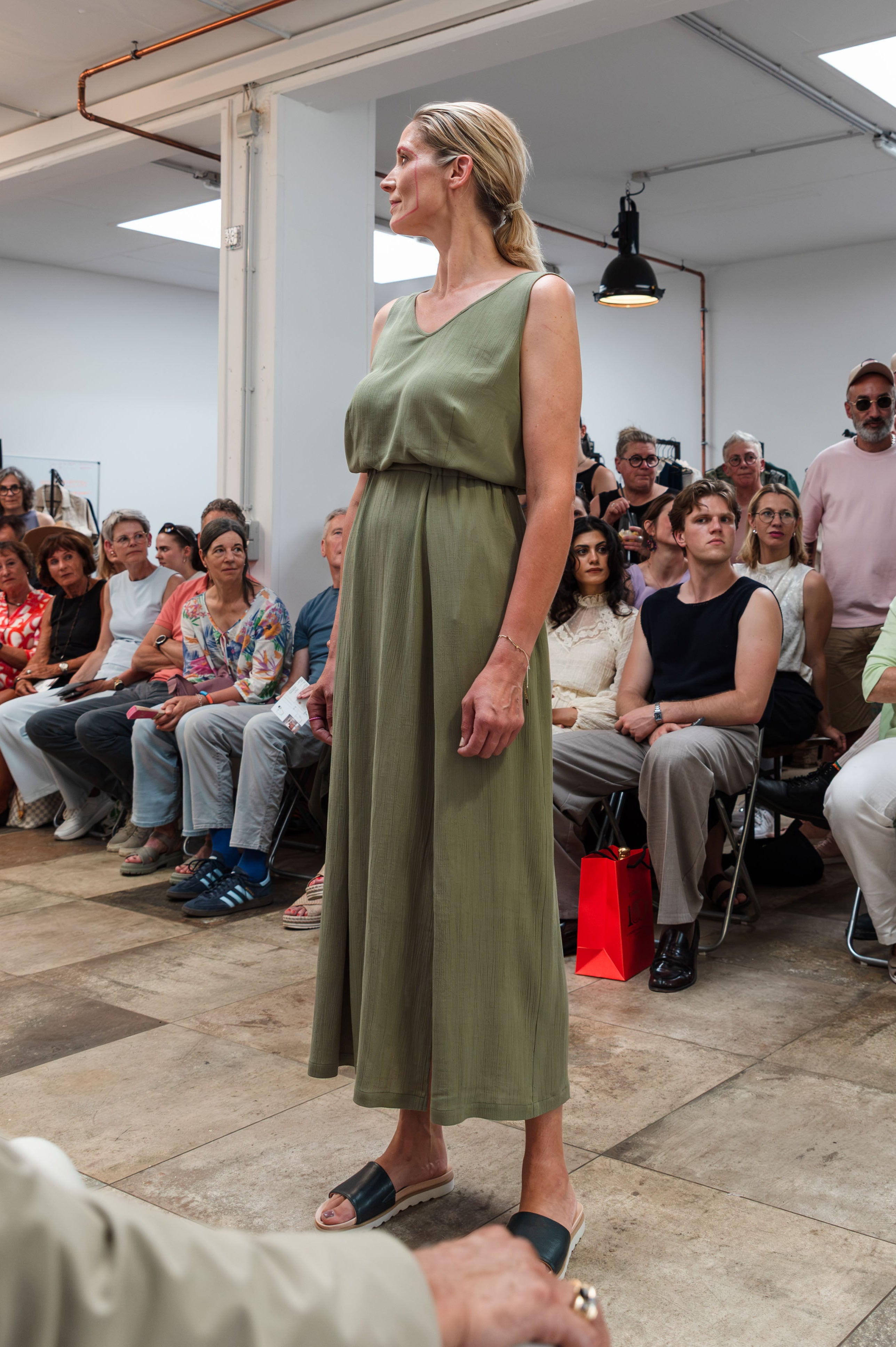 NNIstudio - V Kleid - Olive Green - XS -