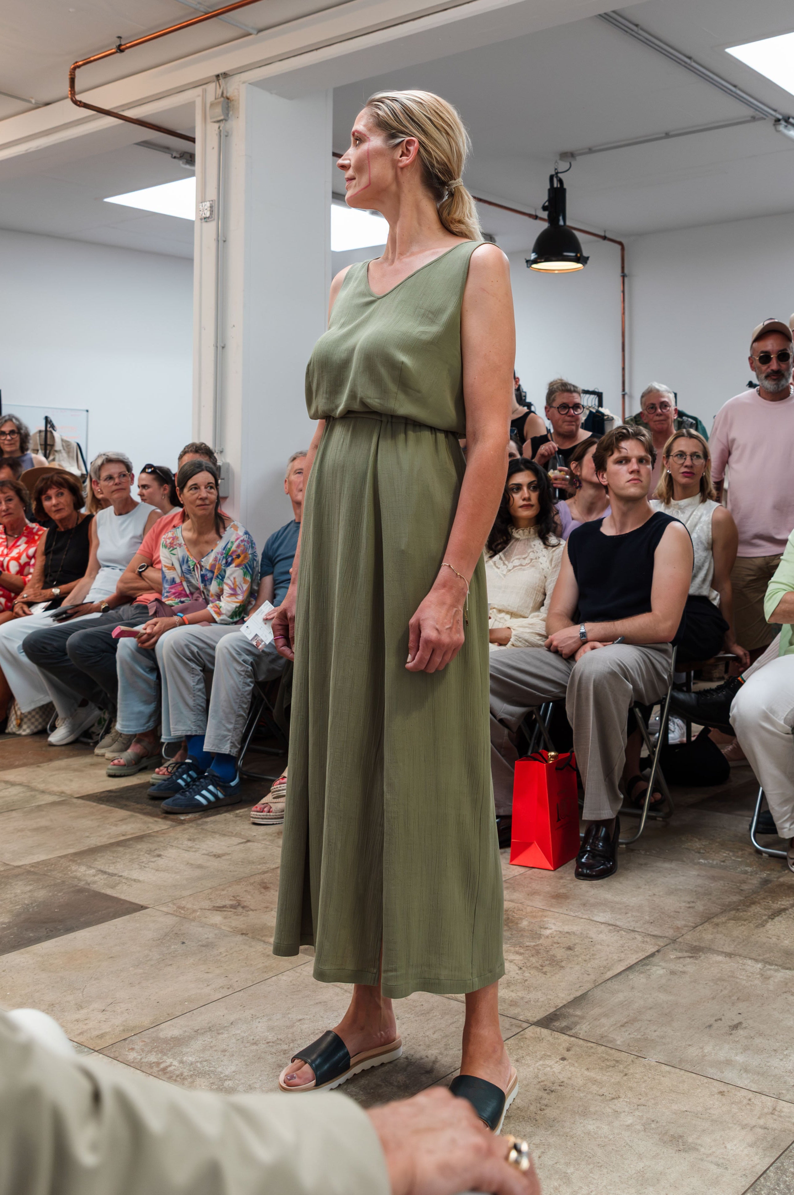 NNIstudio - V Kleid - Olive Green - XS -