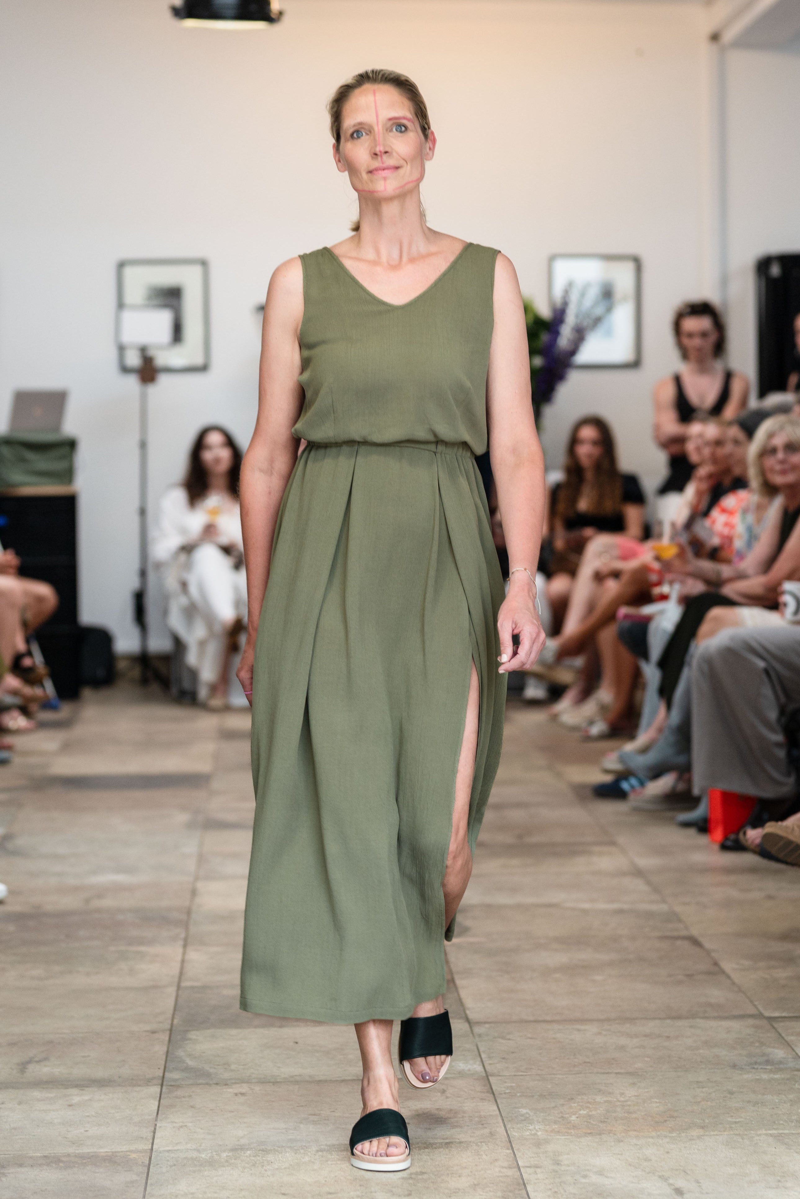 NNIstudio - V Kleid - Olive Green - XS -