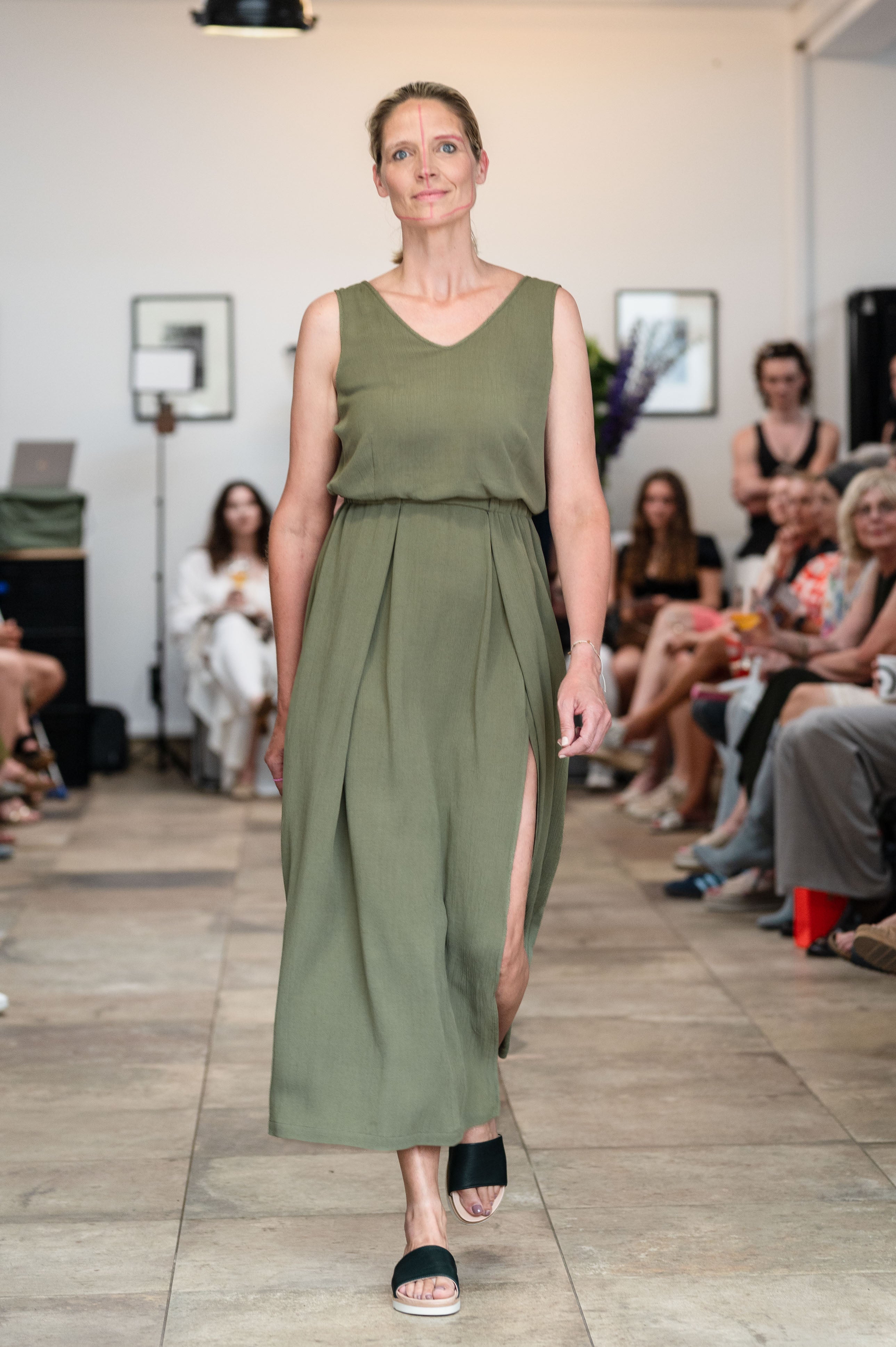 NNIstudio - V Kleid - Olive Green - XS -
