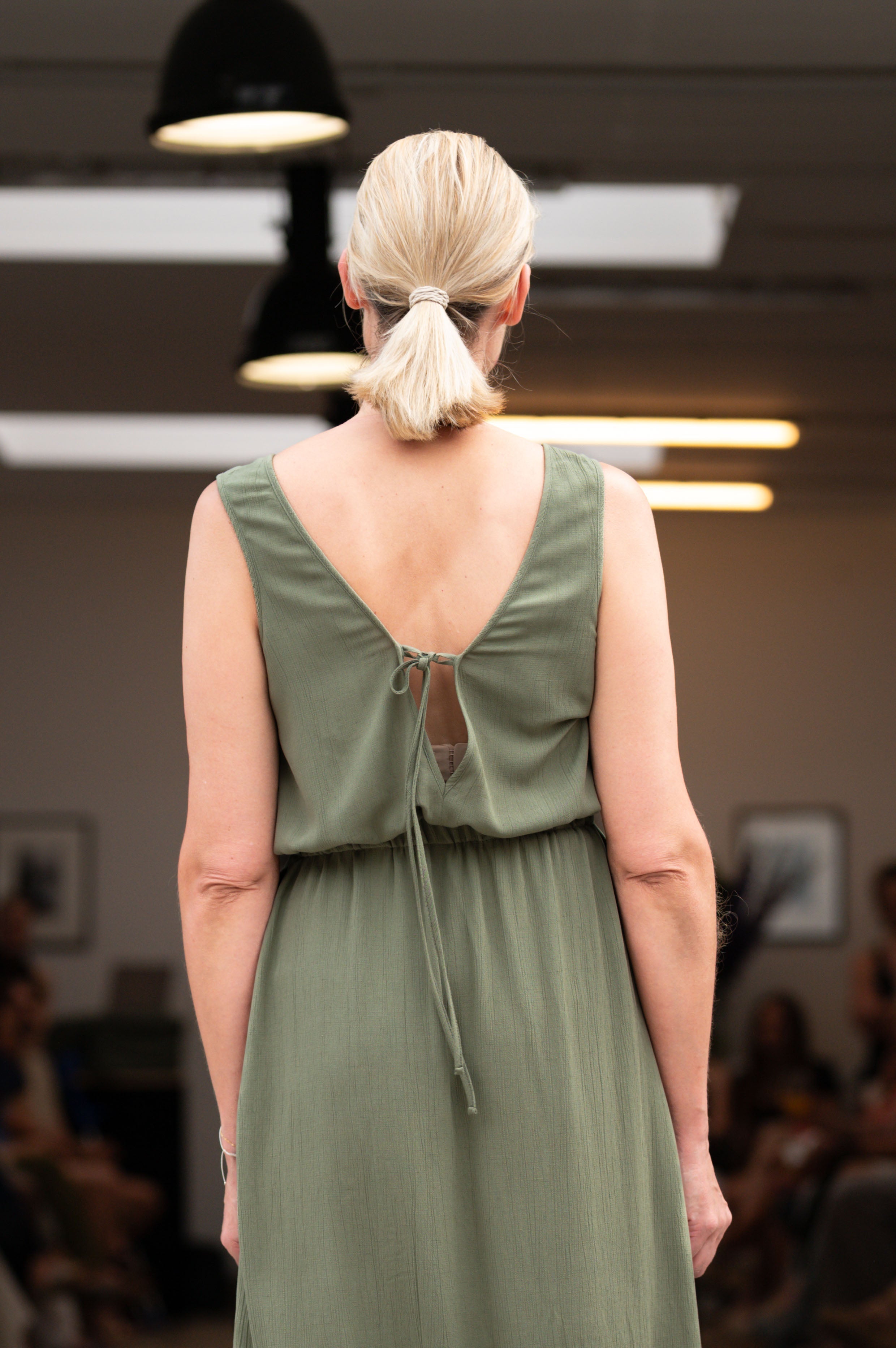 NNIstudio - V Kleid - Olive Green - XS -