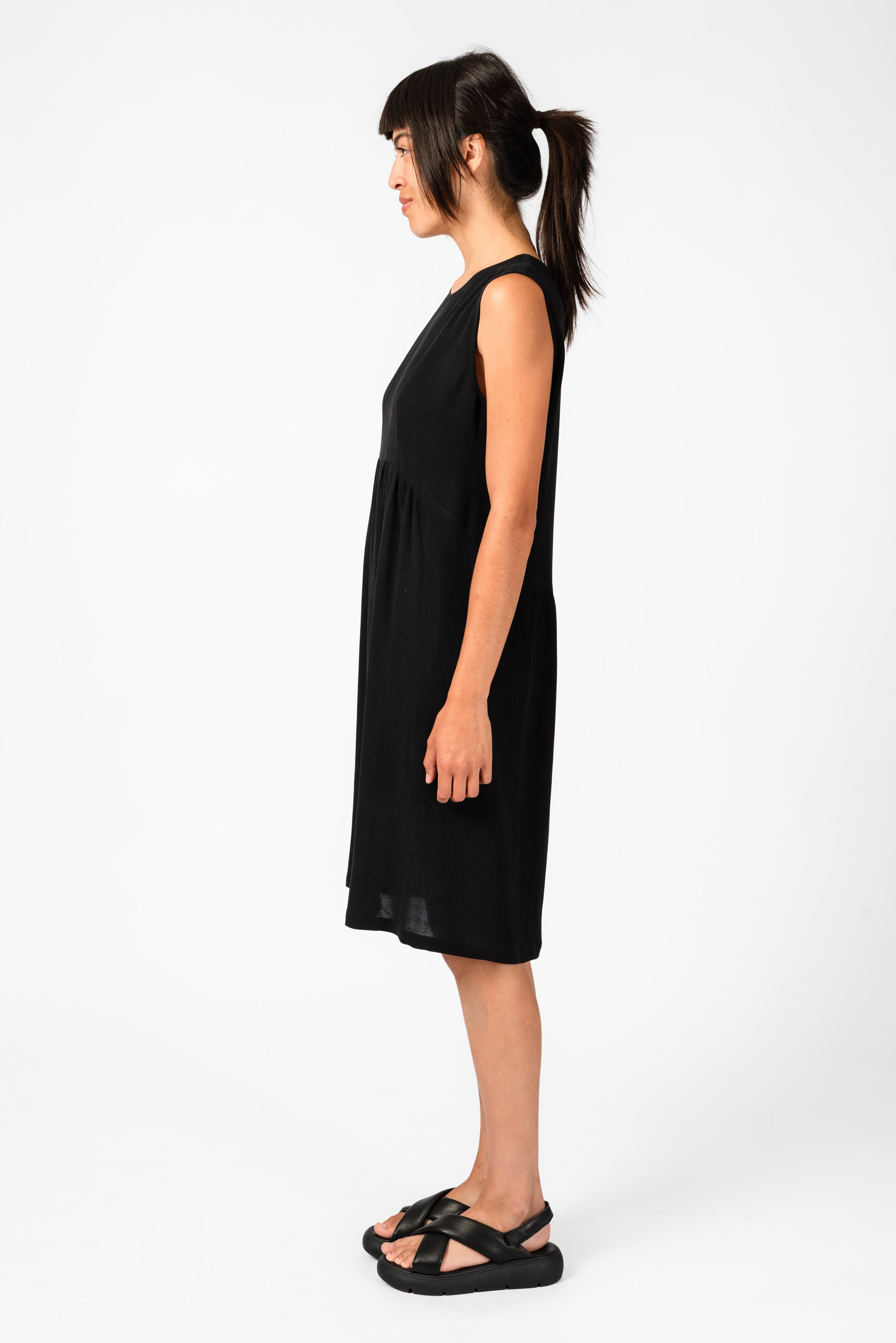 NNIstudio - EAS 1.0 Kleid Crushed - Black - XS -