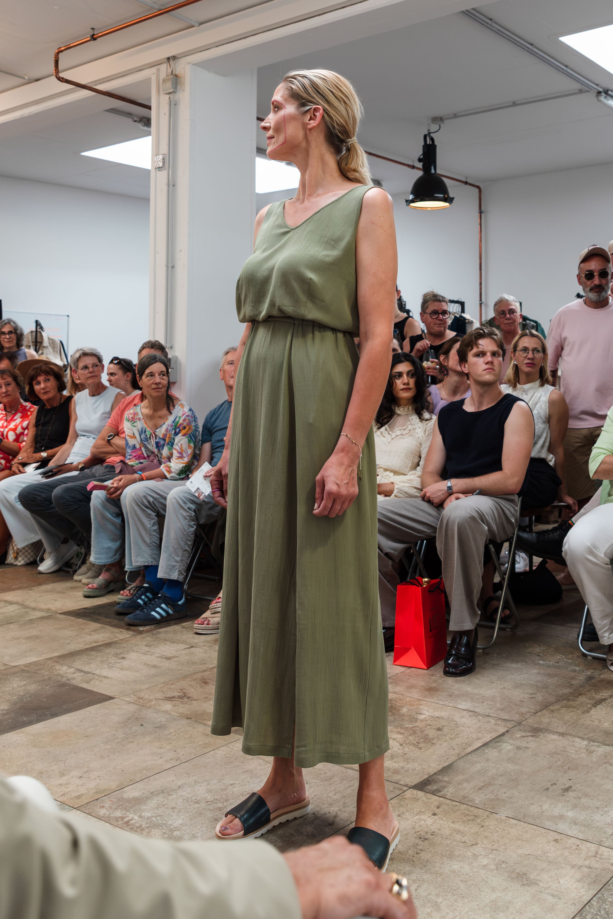 NNIstudio - V Kleid - Olive Green - XS -