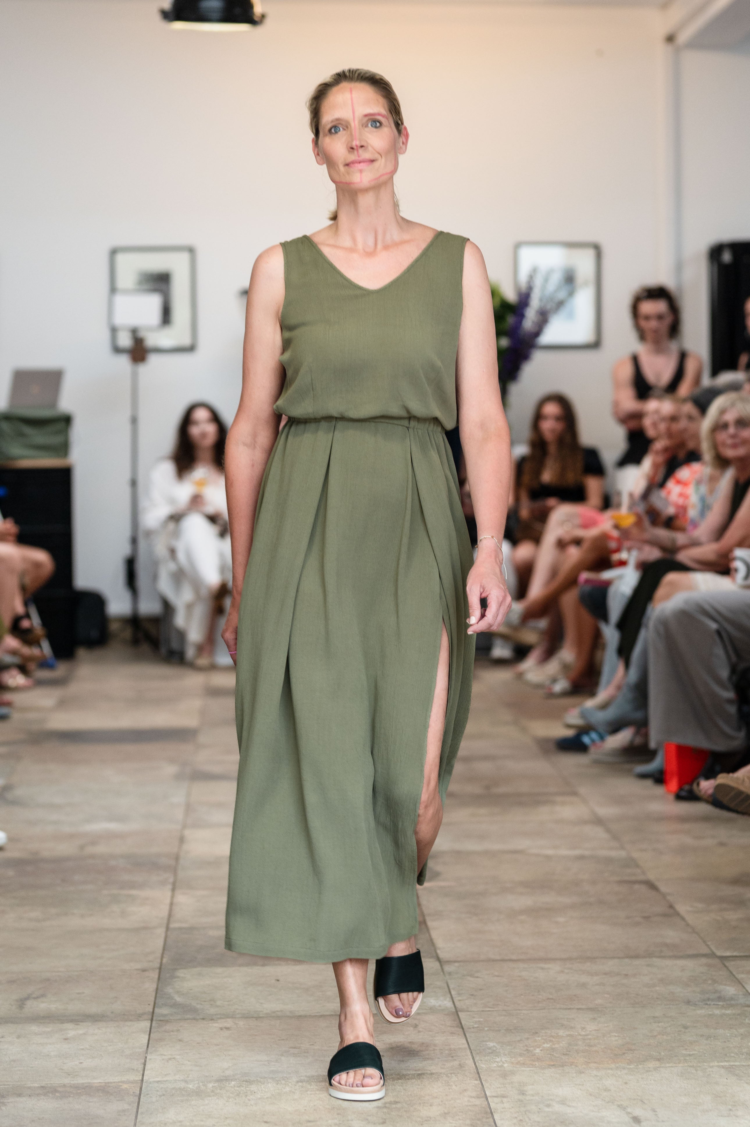 NNIstudio - V Kleid - Olive Green - XS -