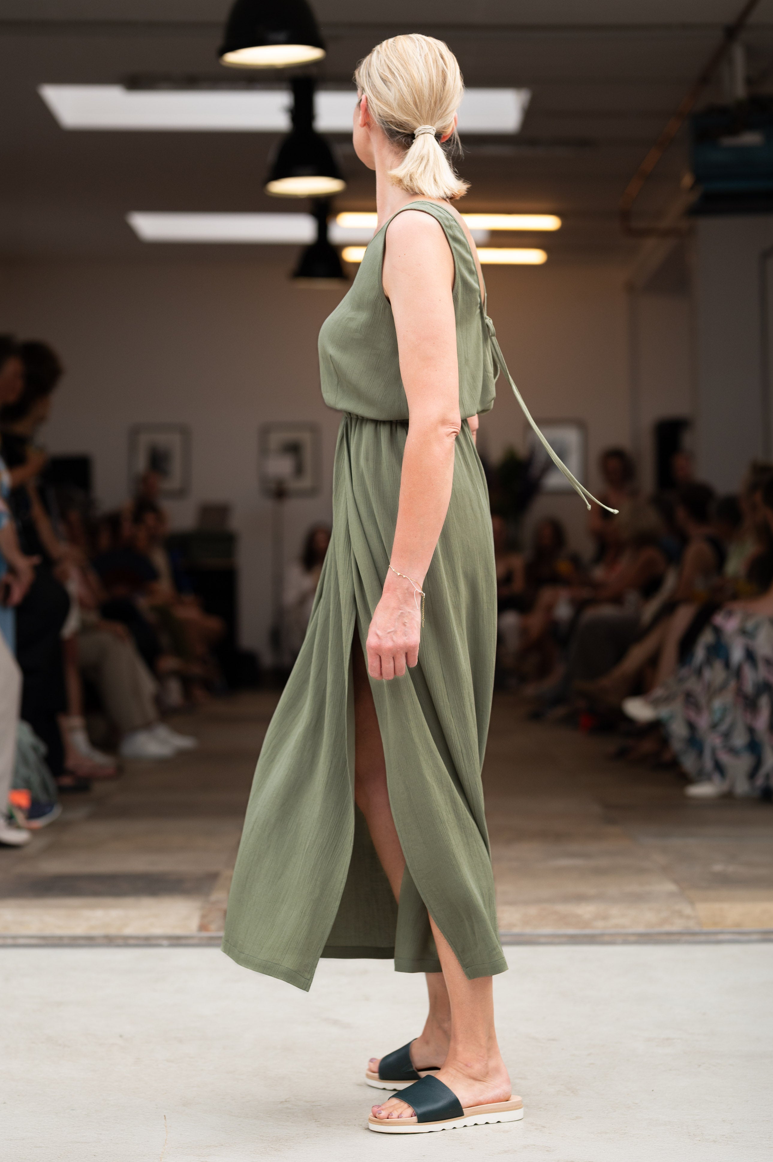 NNIstudio - V Kleid - Olive Green - XS -